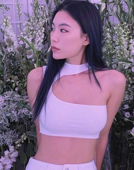 35岁高以翔录节目猝死,看到她22岁未婚妻生活照,网友:郎才女貌_低调