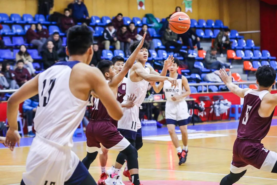南京五中70:42通大附中本场比赛是南京九中对阵灌云高级中学,开局南京