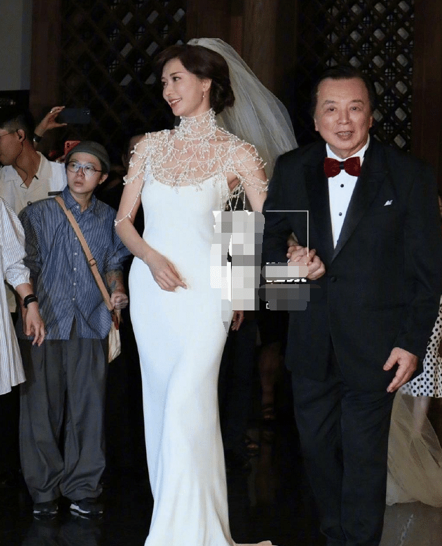 原创45岁林志玲婚礼现场,穿珍珠婚纱真是美哭了,祝福他们!