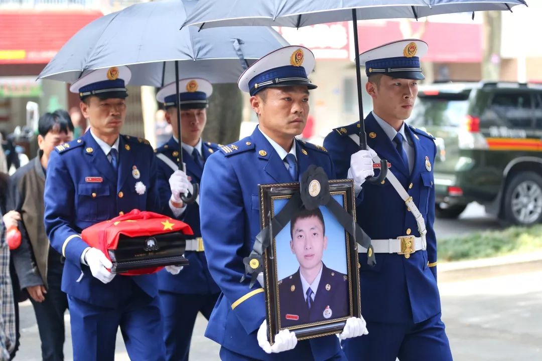 洒泪祭英雄张伟杰烈士魂归故里英雄一路走好