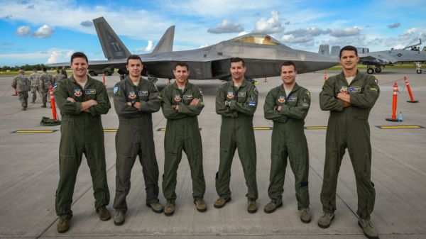 太矮了不能开飞机美空军拟放宽飞行员最低身高要求