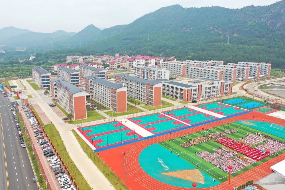 大余中学教学楼▲南安小学改建在建项目▲池江中学教学楼▲池江小学