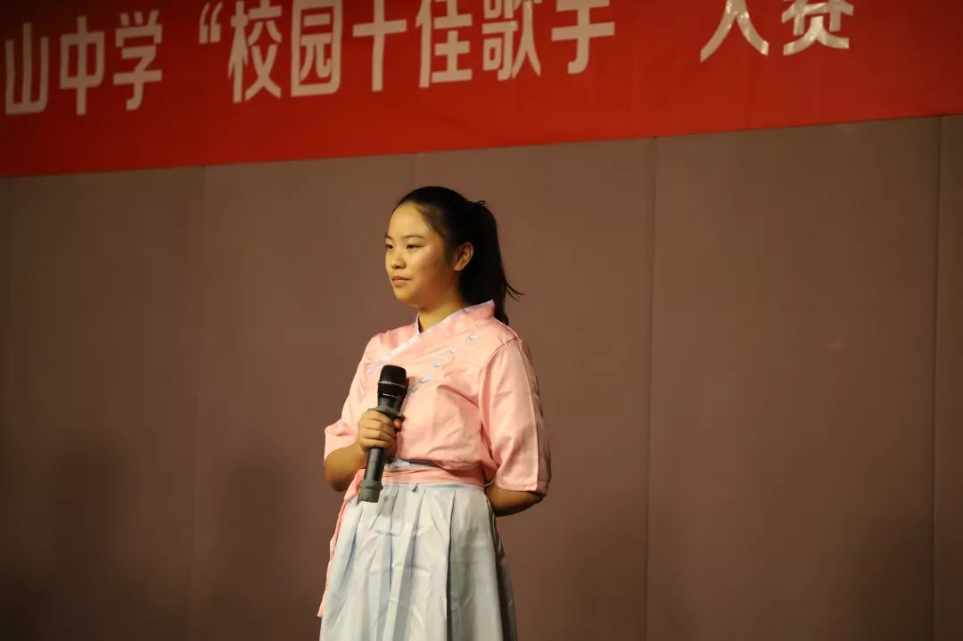 掌声;高一(2)班孙钰焱,毛舒悦带来的古风音乐《烟雨行舟》温婉优雅,柔