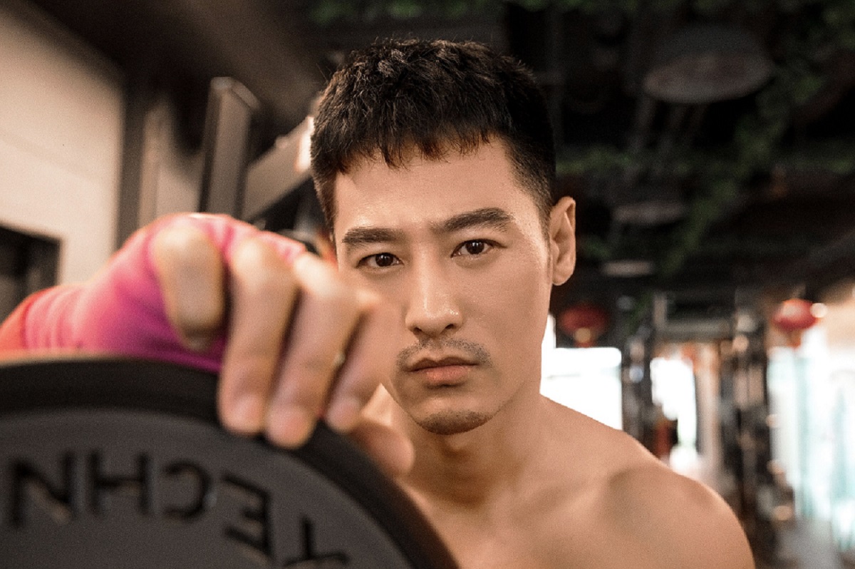 亓航健身房撸铁秀肌肉:自律从来不是短暂的事情