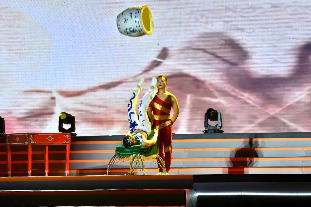 龙川杂技《蹬技》斩获省级比拼银奖_黄小燕