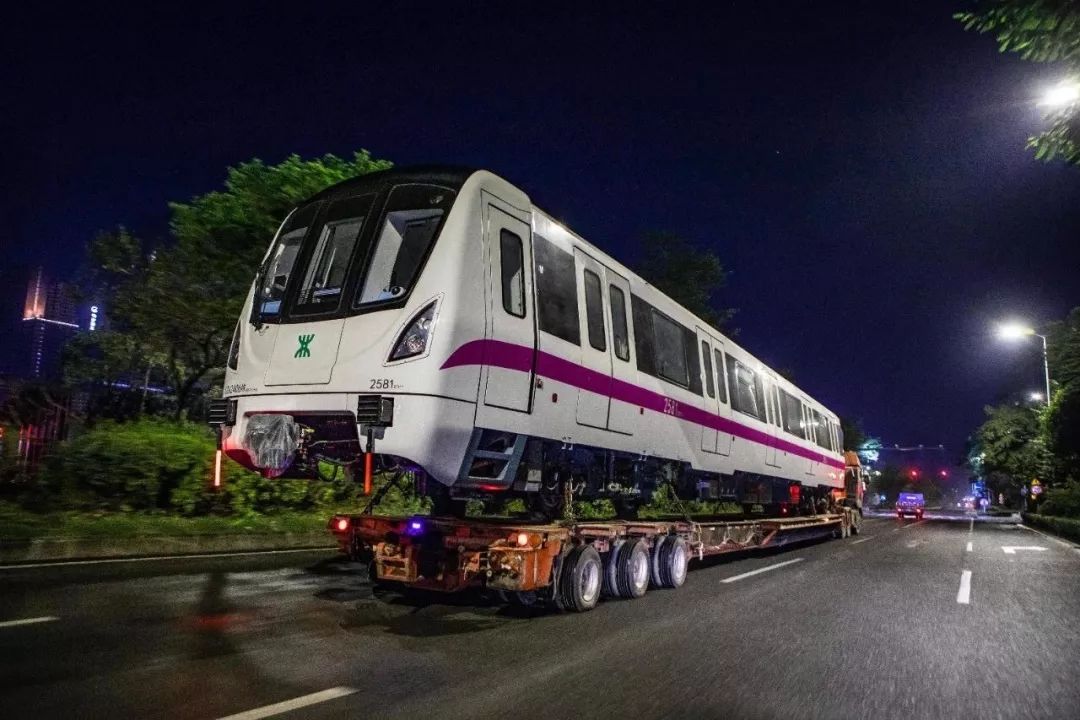 盐田人的8号线一期首列车正式亮相!以后可以坐地铁去看海了…_深圳