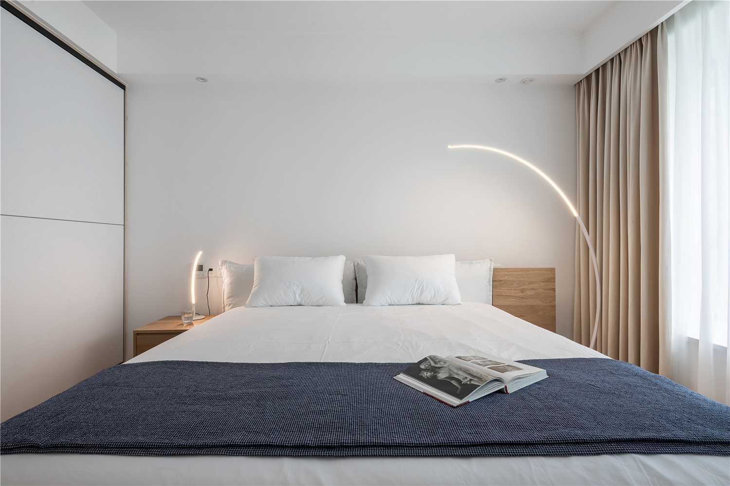 全屋使用白色与浅木色进行装修这样的极简设计还挺时尚的