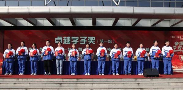 “迎駕教育基石工程獎”在霍山中學(xué)、英山一中等學(xué)校頒發(fā)(圖3)