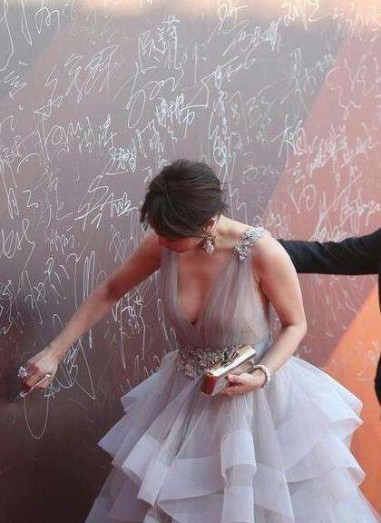 35岁白百何有多开放?看她身穿"捂肉裙"的样子,陈羽凡后悔不?