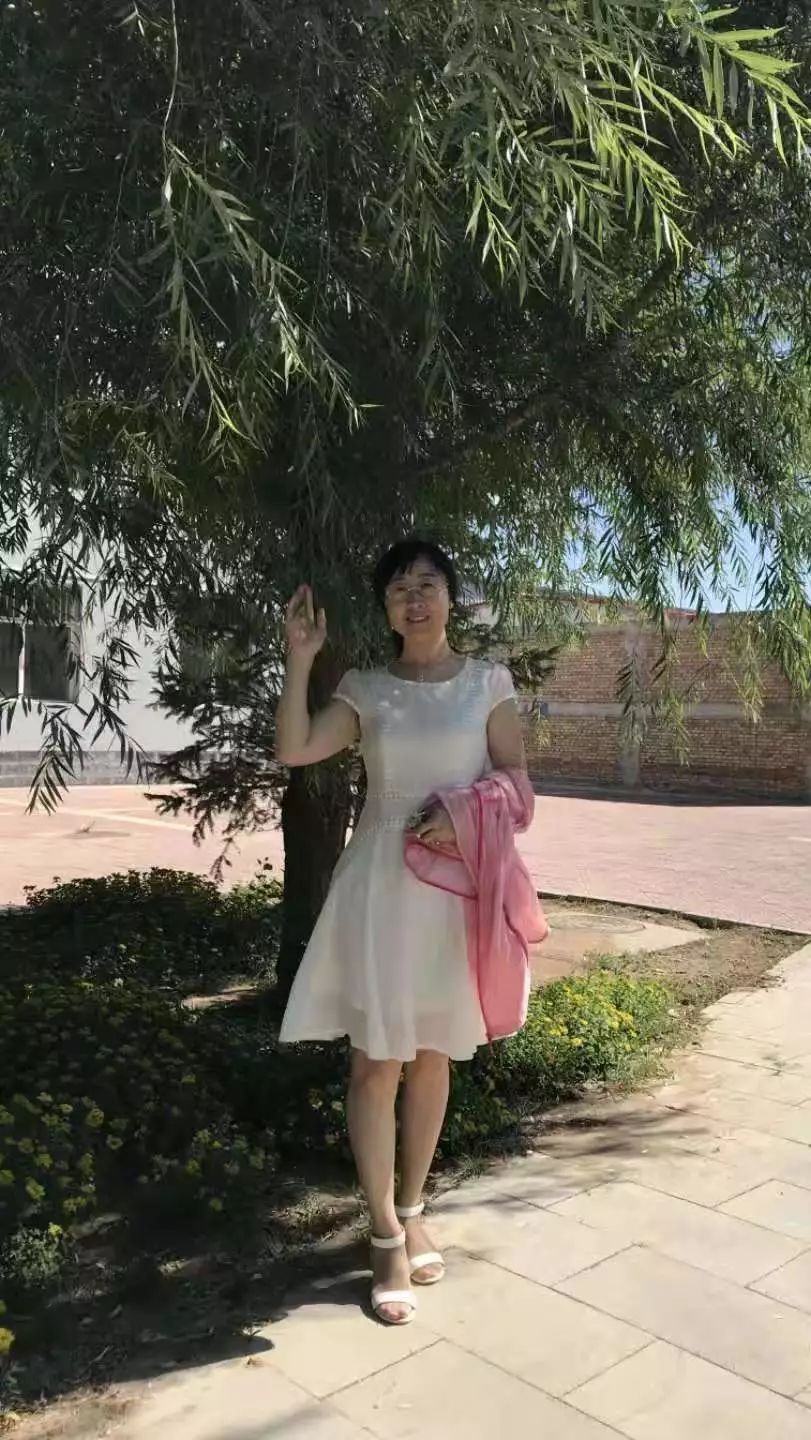 现就职于内蒙古赤峰市巴林右旗大板三中.