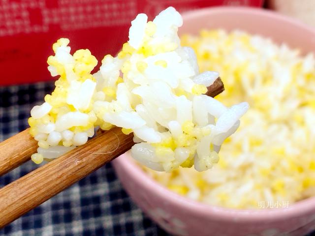 蒸米饭加点它,清香松软更健康,不炒菜也能吃两碗_小米