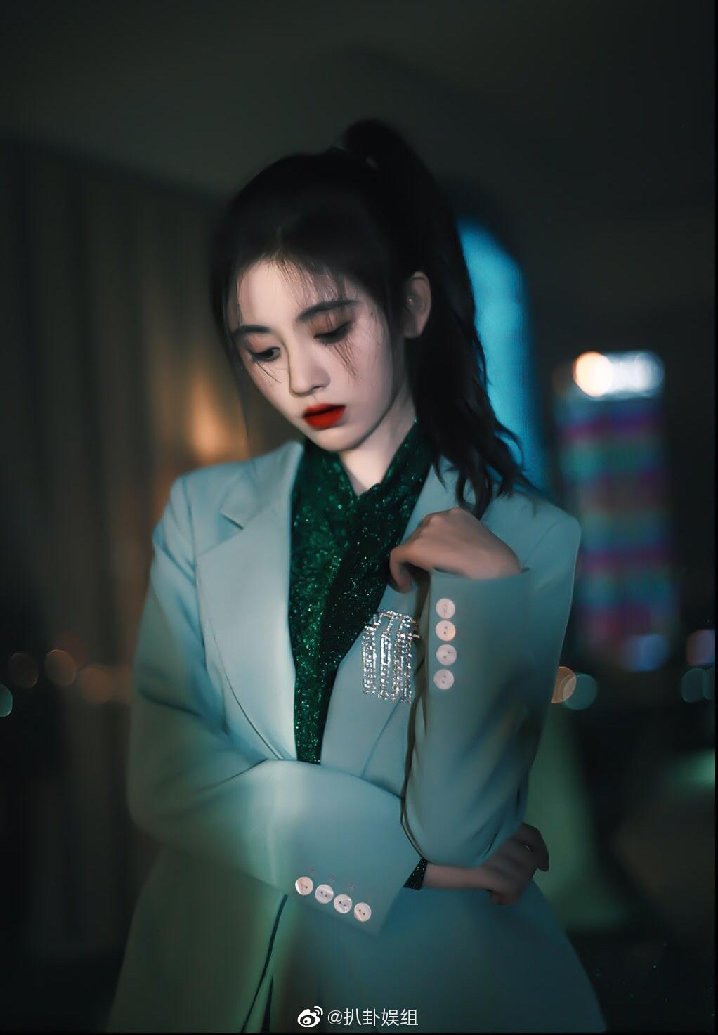 原创鞠婧祎西装杀魅力十足被誉为最飒女星