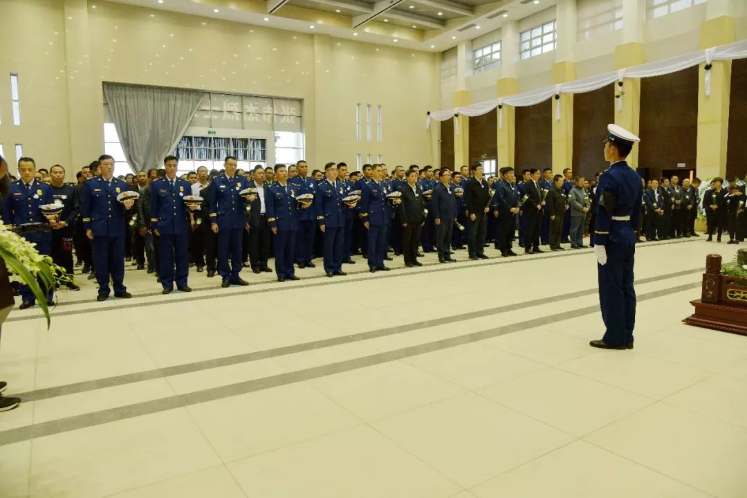 福州市殡仪馆内庄严肃穆,哀乐低徊,人群攒动.