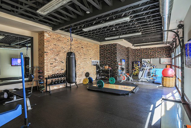 2. 具备各式健身器械.1. 20平米-45平米的独立空间