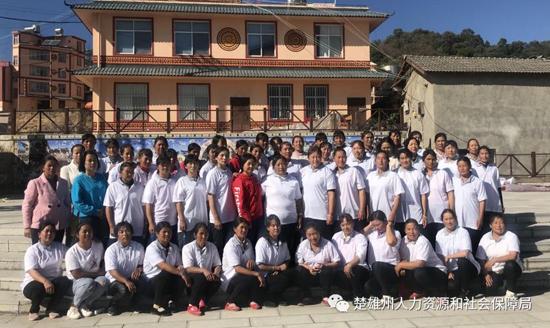 双柏县安龙堡乡举办手绣制作技能提升培训班