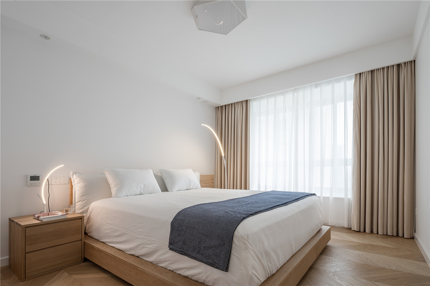 全屋使用白色与浅木色进行装修,这样的极简设计,还挺时尚的!_原木色