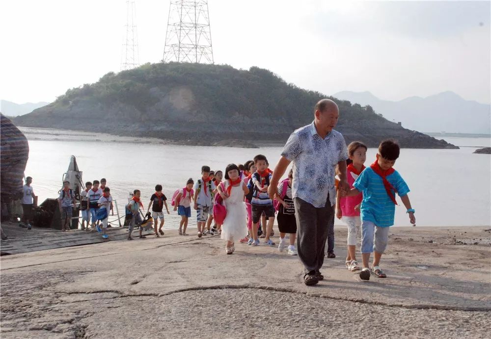 曾经,每周五的下午宁波市宁海县岳井村的渡口边总有一位肤色黝黑的