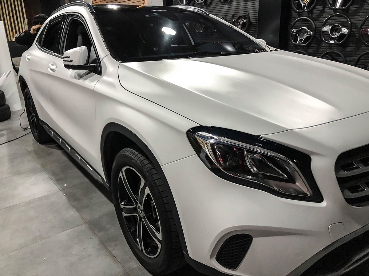 车贴膜,小编今天给大家推出的是全网最新的奔驰车身改色膜钛金玉石白