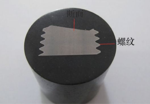 金相分析样品轴向截面金相组织及裂纹扩展形态,如图3所示.