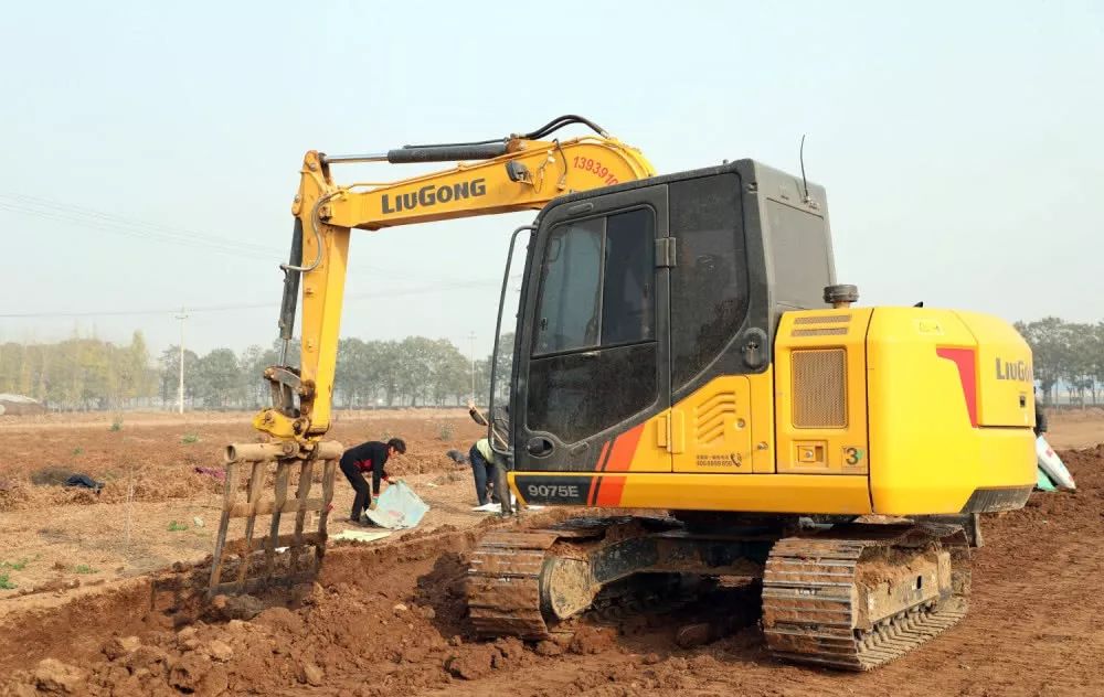 腾讯网 | 柳工9075e 村民挖山药好帮手?_挖掘机