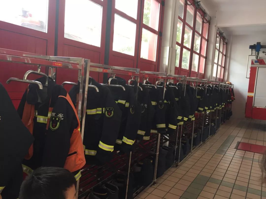 热情的消防员叔叔还请小朋友们坐上了消防车,目睹了消防车内部的结构