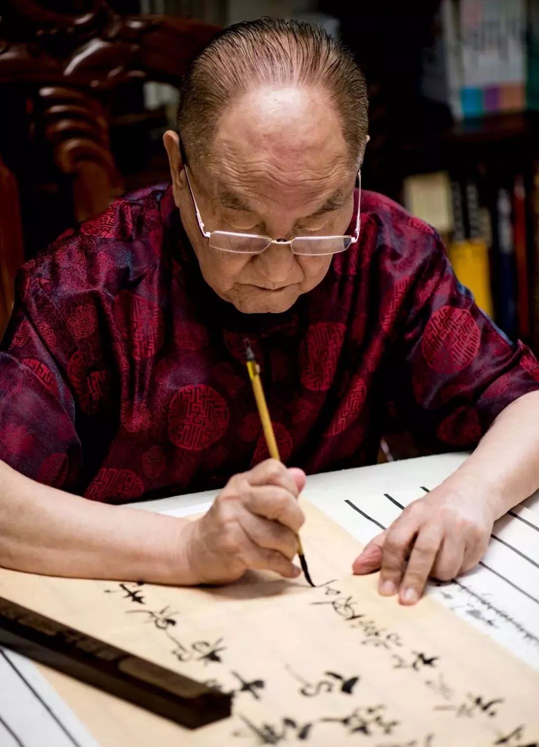 夏荆山老人,字光桦,号楠竺居士,1923年生于山东潍坊,幼年师承工笔大师