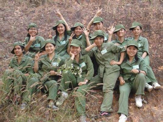 进去的士兵被眼前的景象震惊了,越南的女兵早早的就逃走了