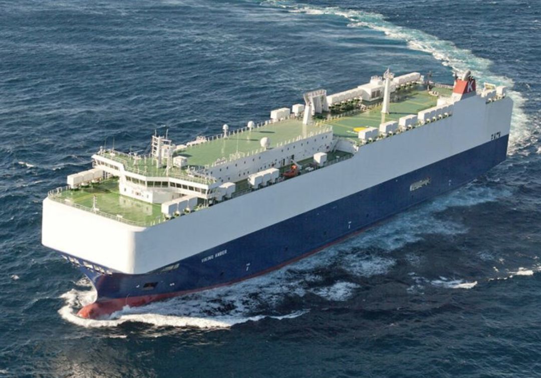 这种跳板是滚装船的明显特征.