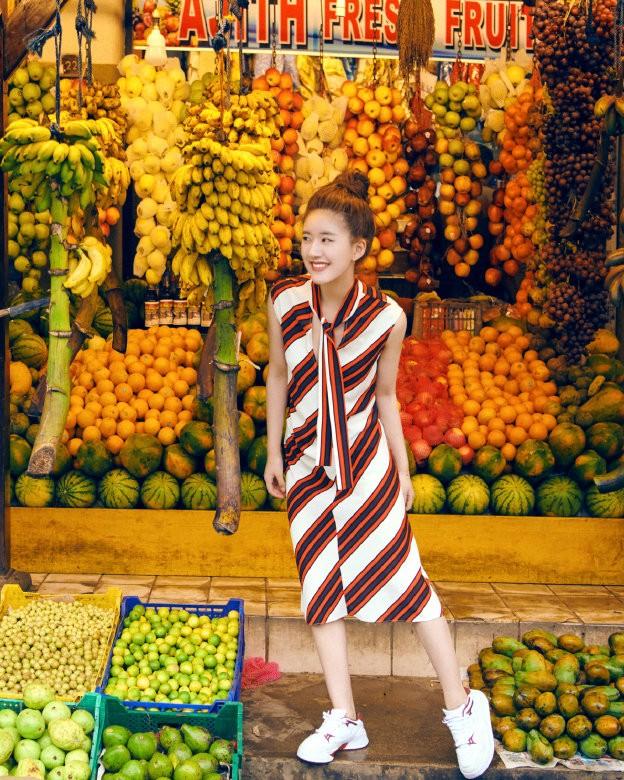 原创小仙女赵露思纤瘦身材加清纯自然穿搭展现优雅长腿青春无限