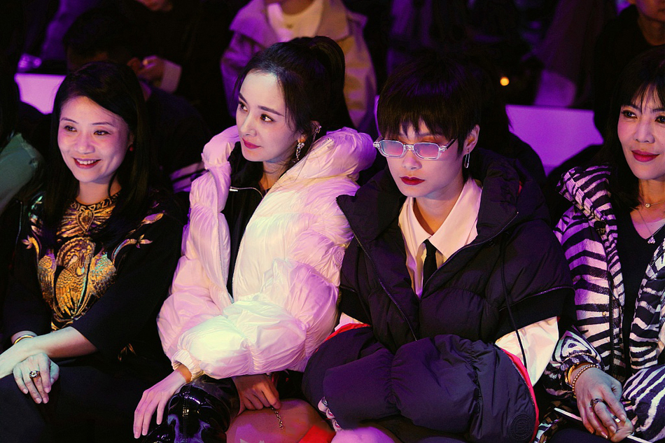 杨幂真实颜值曝光额头痘痘明显还没李宇春皮肤好脸上略显老态