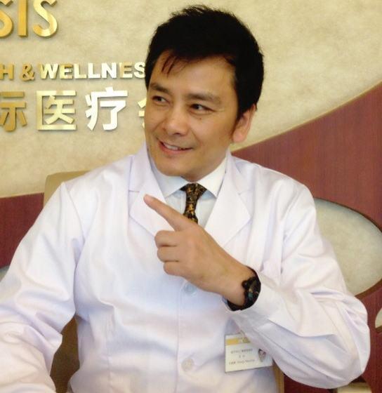 文清的老公叫王晓斋,不是像周涛,董卿老公那样的富商,而是一位医生