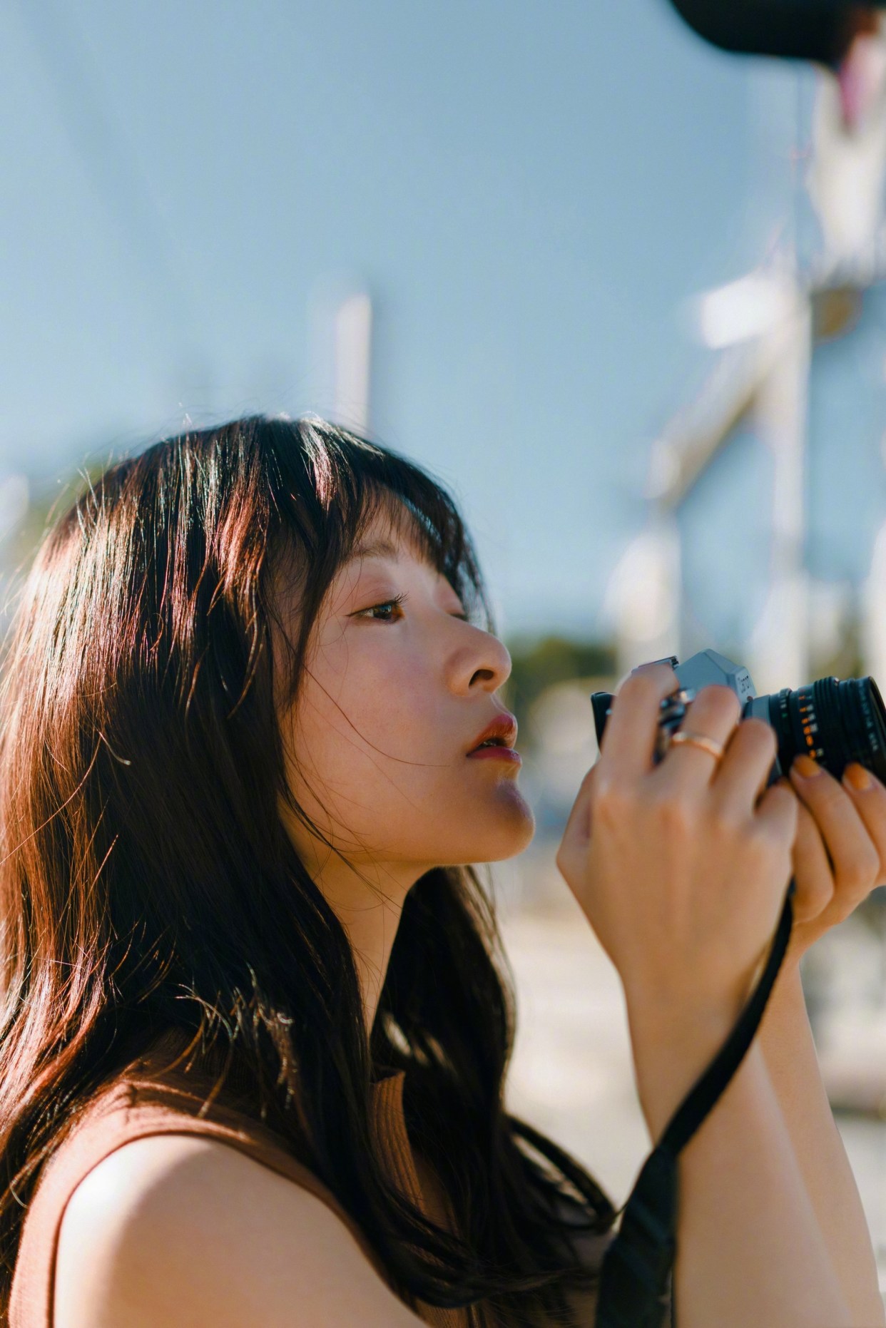 原创星爷干女儿徐娇晒照,格子长裙展少女风采,与儿时假小子判若两人