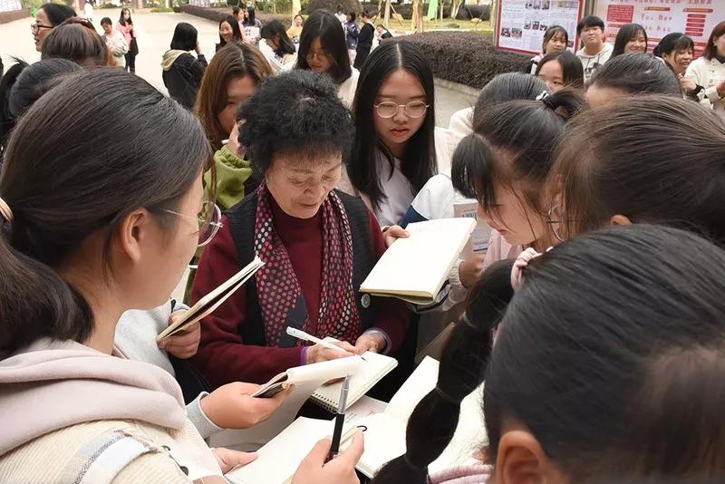 陈锦屏教授给怀职学子签名并写下鼓励的话语报名热线搜索微信号:yl