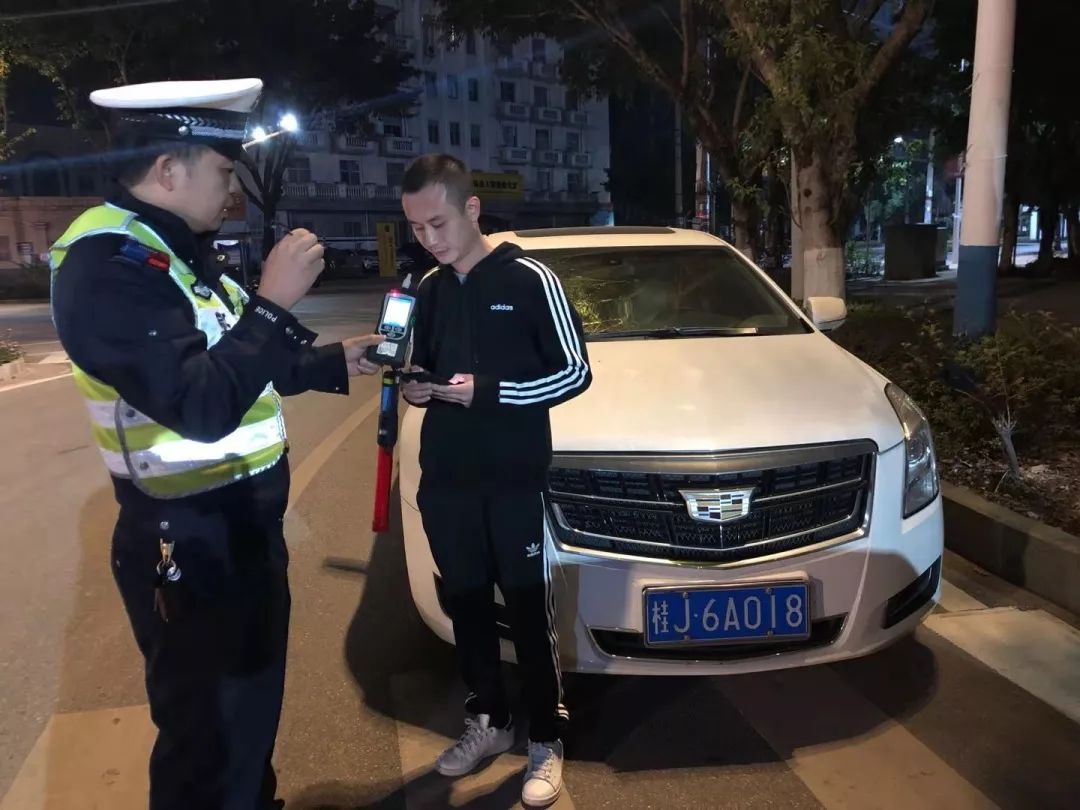 被交警抓到的图片图片