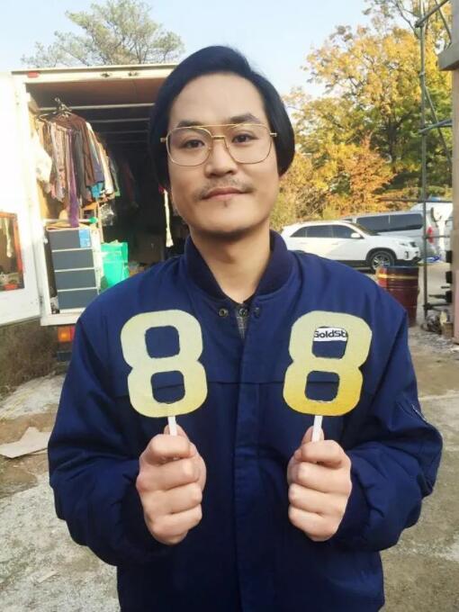 在《请回答1988》中,金成钧扮演了45岁的金社长,养育了两个20岁左右的