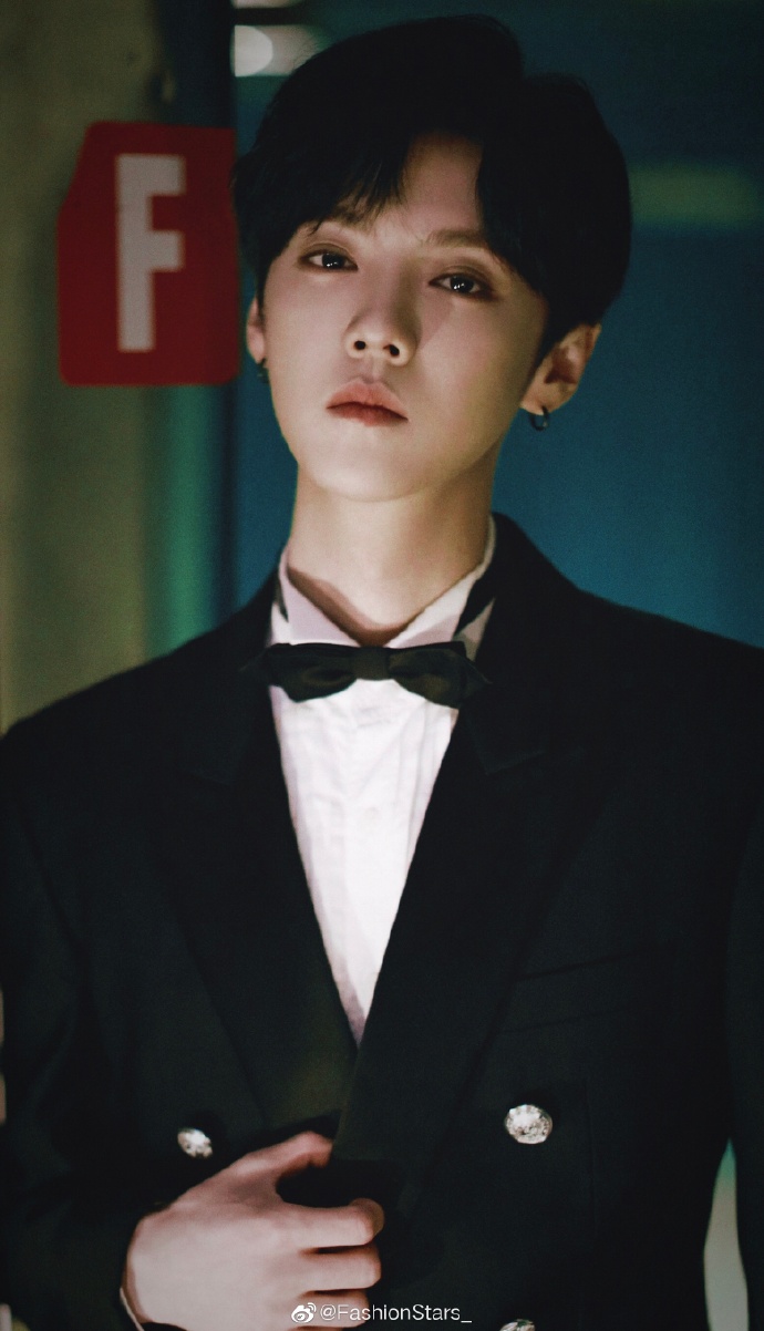 京城鹿少的不同西装造型 每一张都优越非凡_鹿晗