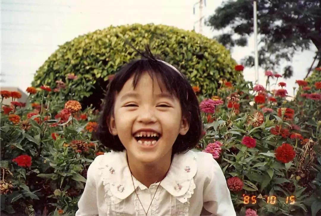 因为父母工作忙,童年时的陈意涵和爷爷奶奶住在乡下,每天自己坐在台阶