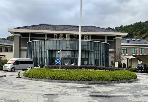 高以翔停放遗体殡仪馆曝光,粉丝送一车花圈,神秘人送1000支菊花_宁波