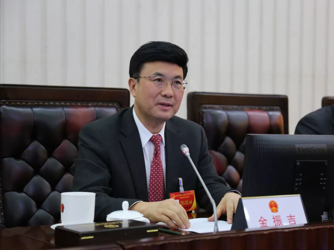 人大常委会党组书记,常务副主任金振吉主持会议,副主任车秀兰,王绍俭