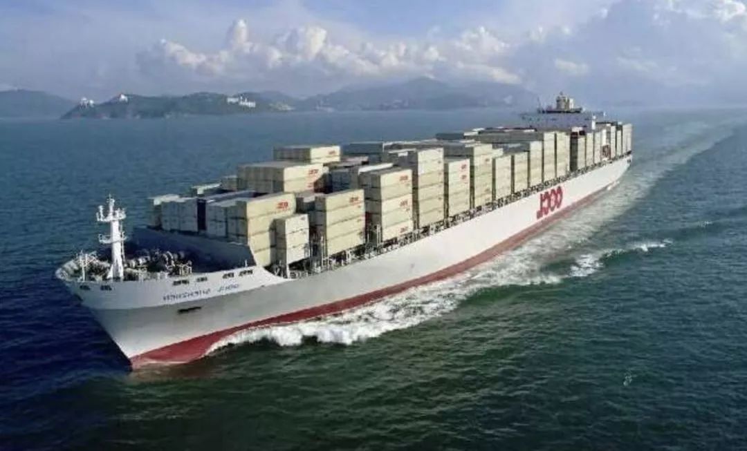 冷藏船是使鱼,肉,水果,蔬菜等易腐食品处于冻结状态或某种低温条件下