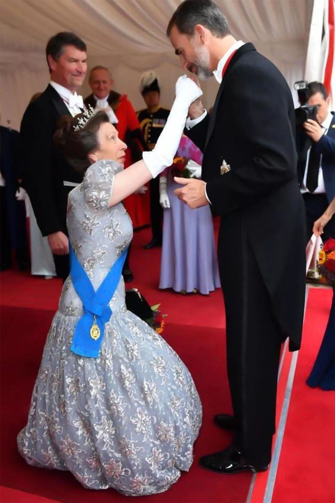 尴尬一幕:当1米97西班牙国王遇1米67安妮公主行屈膝礼_费利佩