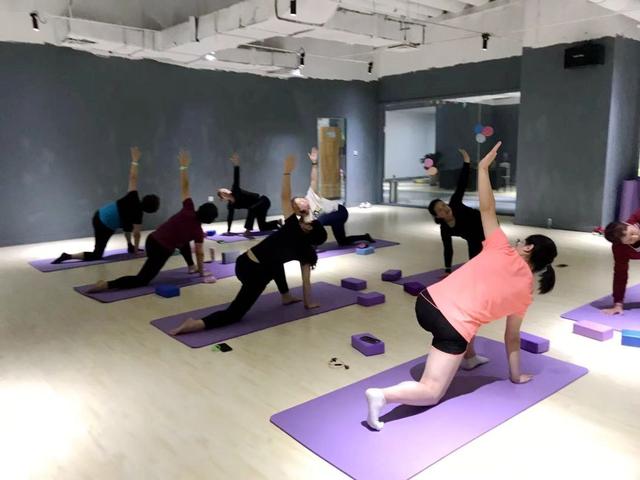 求实瑜伽丨一个瑜伽老师的课堂实践日记——健身房上课实录_问题