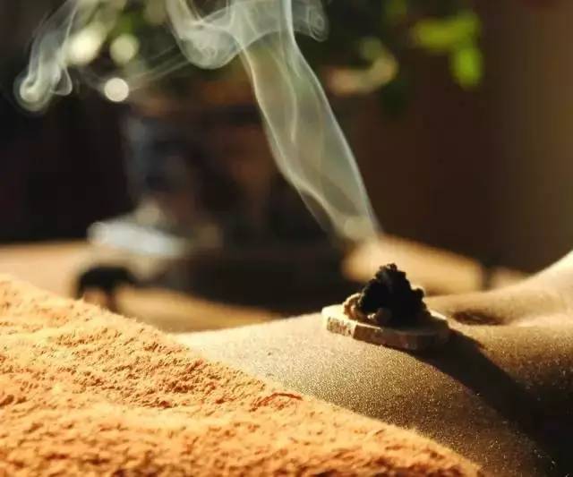 做艾条灸时,隔一段时间就要抖一下燃烧端的灰烬;做艾炷灸时,要及时