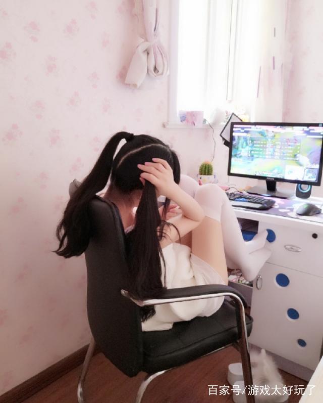 赛高酱玩lol发福利白色裙子太短遮不住腿差点暴露小秘密