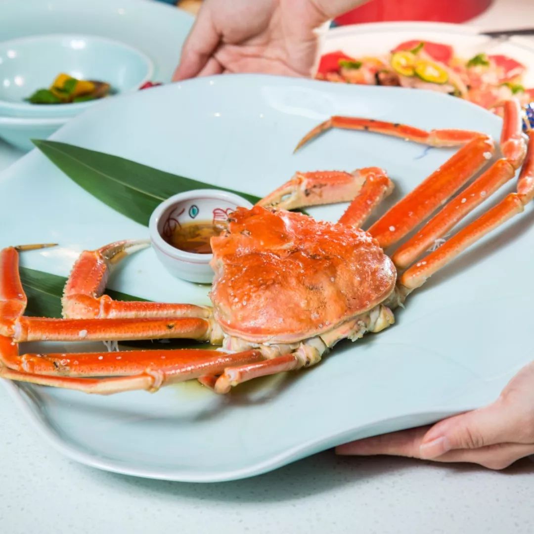 刺身级的松叶蟹拿来清蒸,原汁原味的清甜!