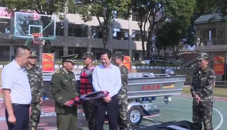 武警梅州支队丰顺中队与县应急管理局进行抢险救灾物资交接