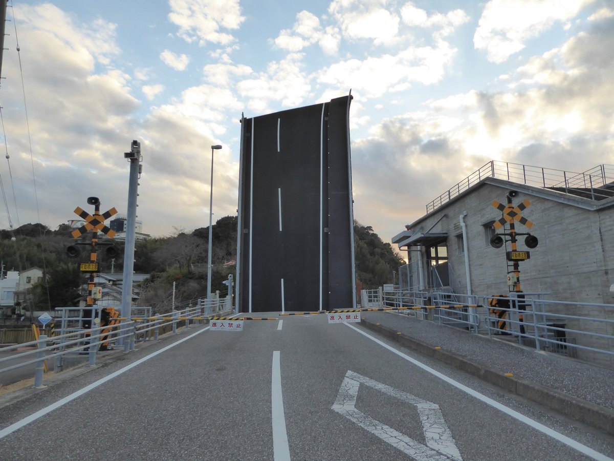 日本惊现90度垂直的马路,这要怎么通过?