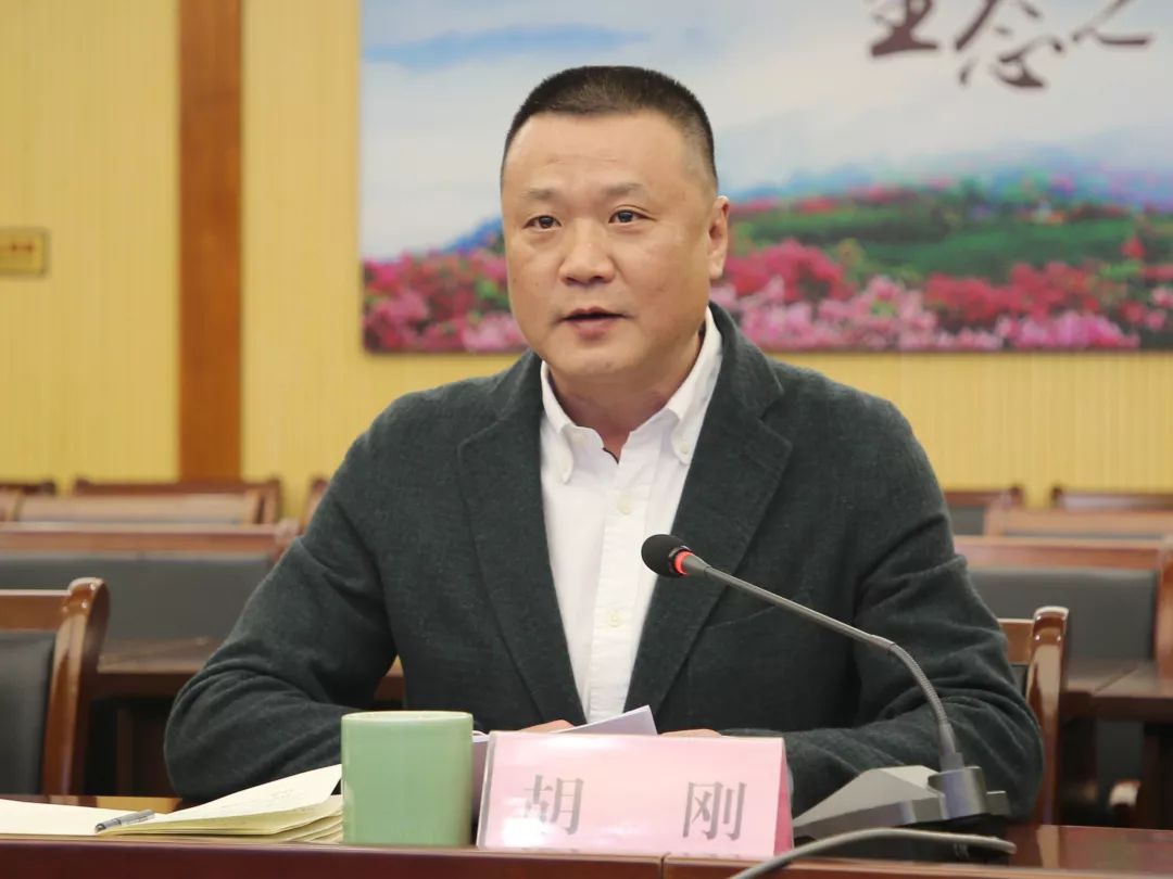 胡刚对代表团的到来表示热烈欢迎,胡刚说杭钢集团,浙旅集团同为省属