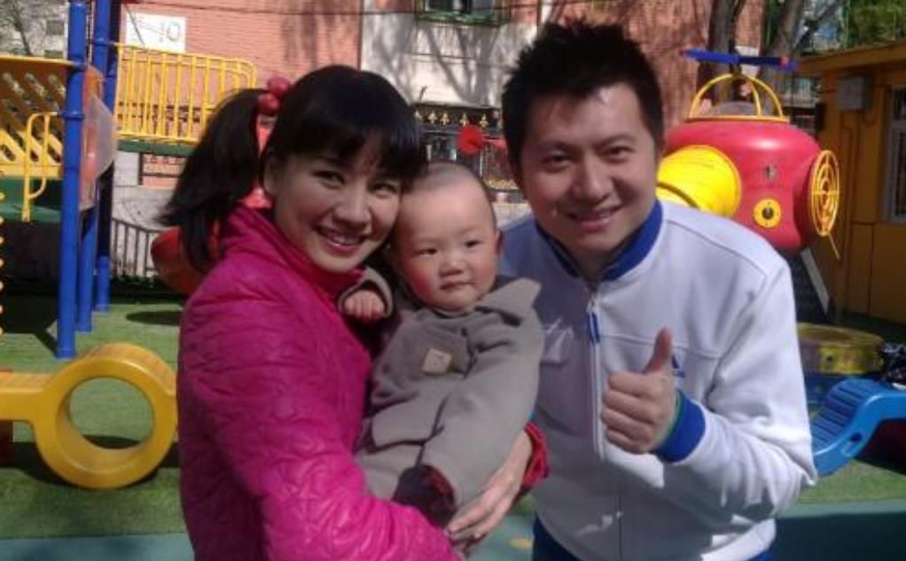 央视主持人红果果近照嫁给了绿泡泡今一家三口很幸福