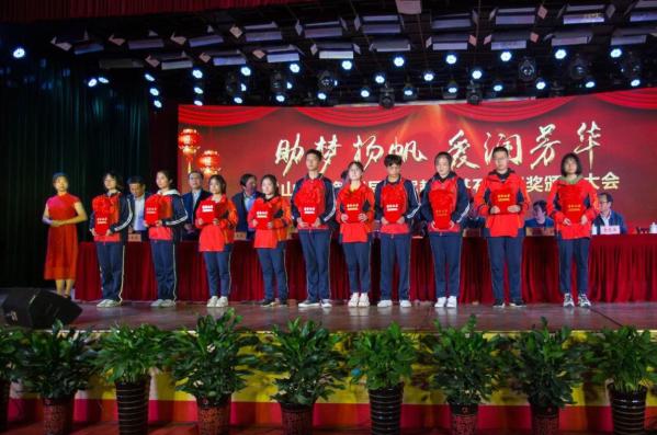 “迎駕教育基石工程獎”在霍山中學(xué)、英山一中等學(xué)校頒發(fā)(圖2)